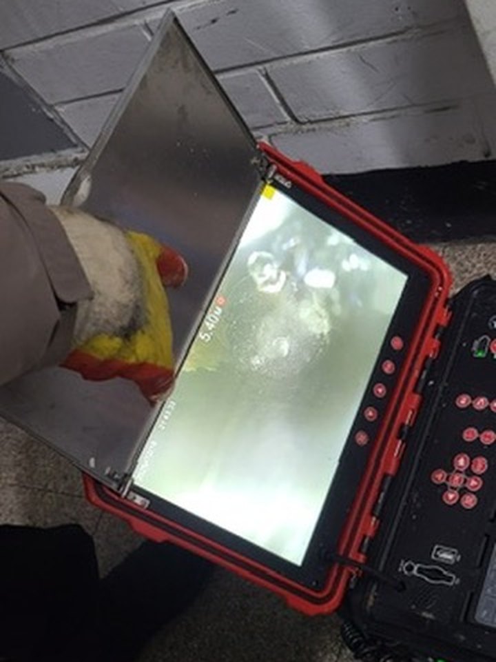 고압세척 진행 중 내시경으로 남은 구간을 확인하는 모습