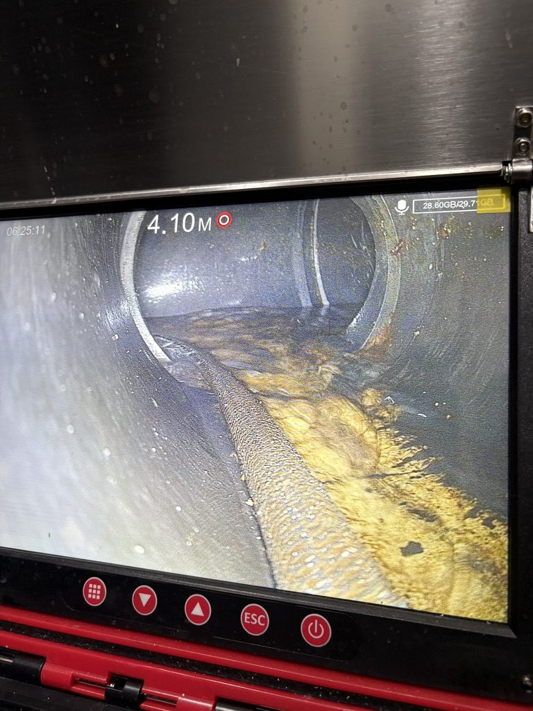 서울 강남구 도곡동 매장 오수관 내시경 촬영 — 4.1m 지점, 관 벽에 두껍게 쌓인 기름과 퇴적물, 2025년 11월 30일 오전 6시 25분